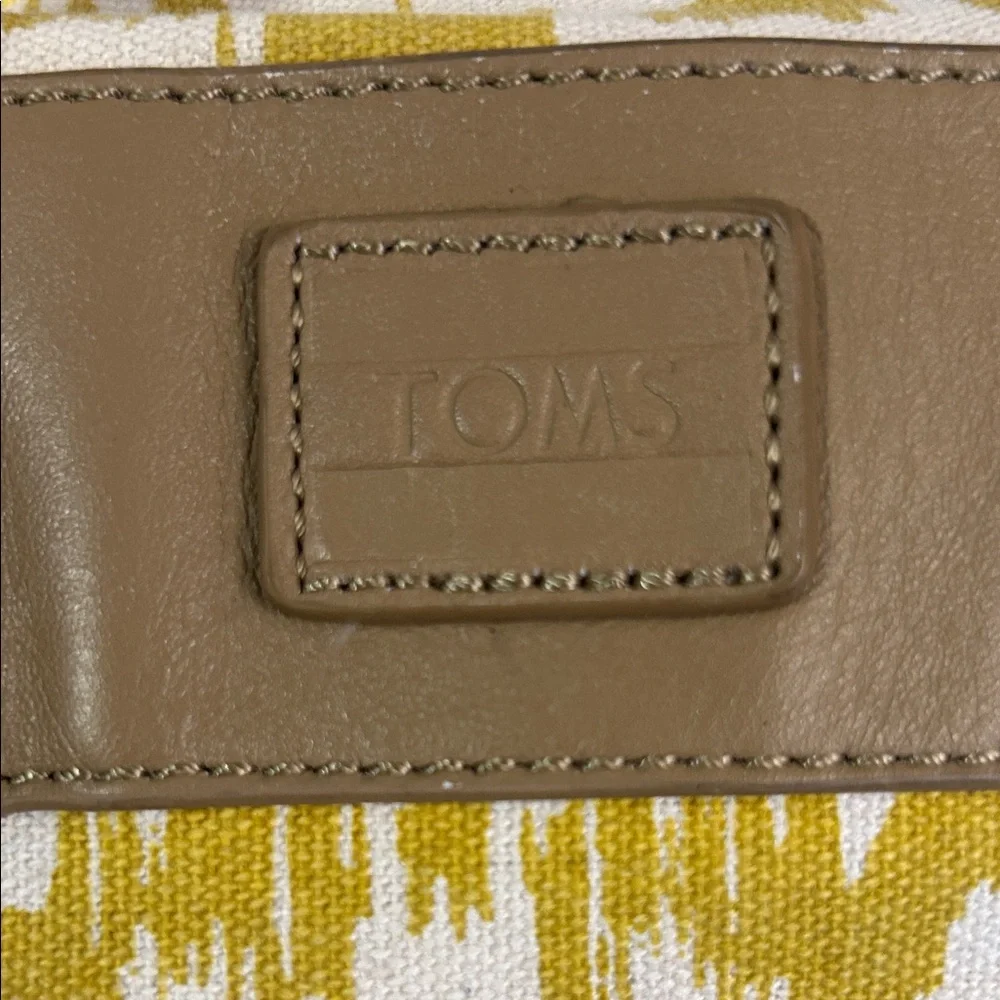 TOMS Weekender Medium Duffel Bag Gold Green Stripes Ikat Pattern Shoulder Strap - Picture 2 of 15